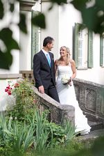 Brautpaar auf Treppe