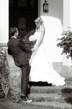 Brautpaar auf Treppe